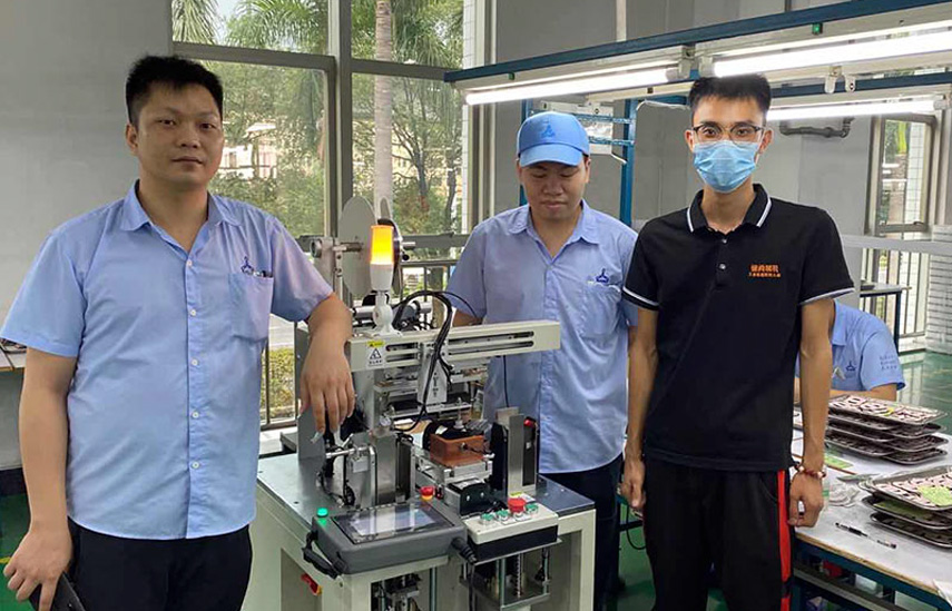 山禮電子自動貼膜機售后現(xiàn)場