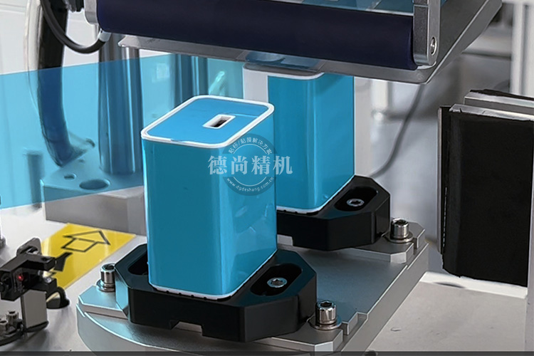 你怎么還在用人工貼膜呀！快來看看這款（充電器頭自動貼膜機）